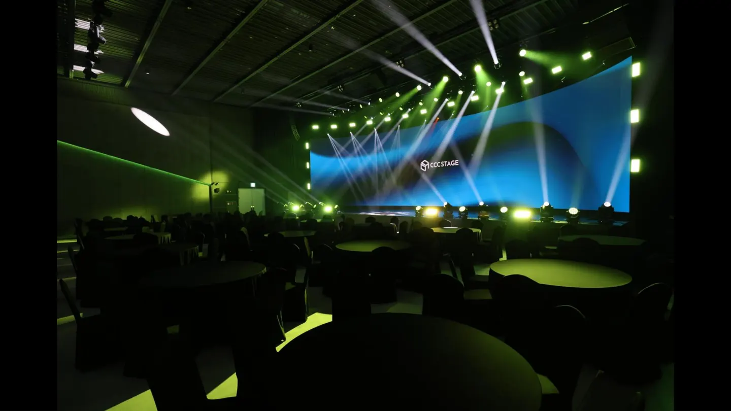 SIDF 2027 행사장 큐브컨벤션센터의 대형 LED 무대와 객석 전경